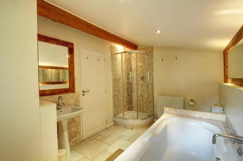 夏蒙尼-勃朗峰Chalet Clara的带浴缸和盥洗盆的浴室