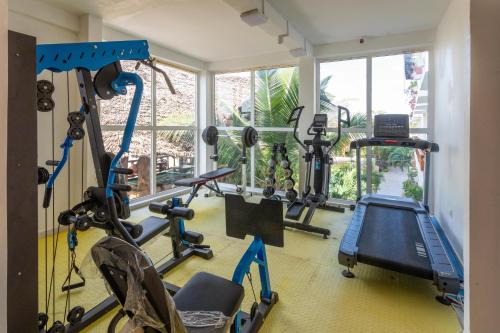 南威Canary Nungwi Hotel & Free SPA的健身房,室内配有几辆健身自行车