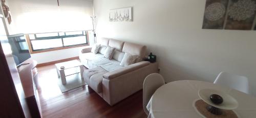 维戈Val do Fragoso的客厅配有沙发和桌子
