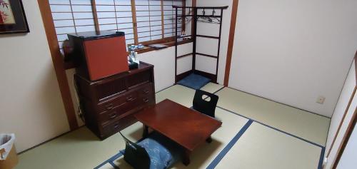 京都Kyo-no-sato 京の里的客房设有书桌、电视和椅子。
