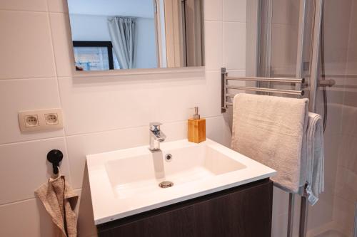 扎芬特姆K&Y suites 3, 500m to Brussels airport的浴室设有白色水槽和镜子
