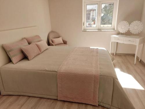 凡道Casa Oasis的卧室配有一张带粉红色枕头的大床