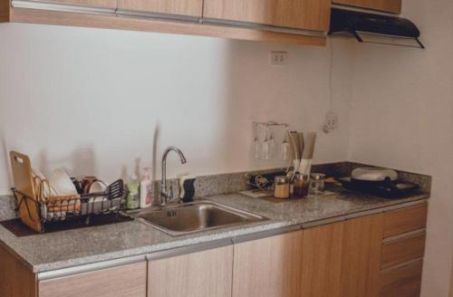达沃市AiPad Condo Rentals的厨房配有水槽和台面