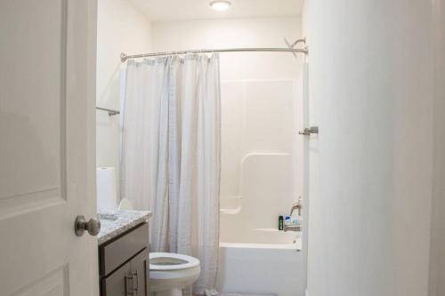 费城Urban Oasis in University City的白色的浴室设有卫生间和淋浴。