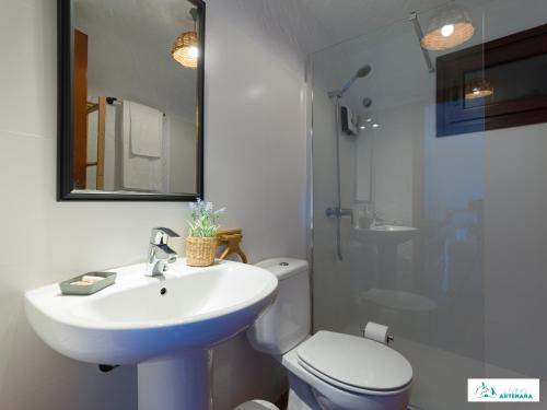 阿尔特纳拉Living Artenara - NATURE Adults Only的一间带水槽、卫生间和镜子的浴室