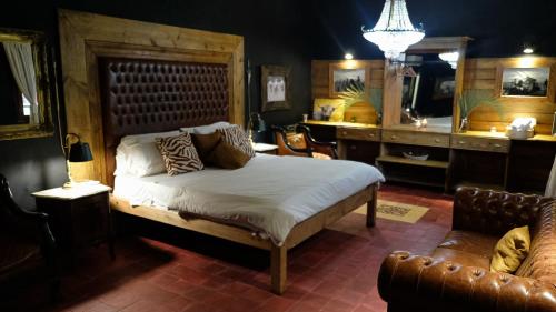 埃斯基纳Estancia Don Joaquín Argentina的一间卧室配有一张床、一张沙发和一把椅子