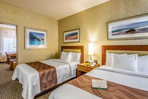 圣路易斯-奥比斯保圣路易斯奥比斯波品质酒店的酒店客房配有两张床和一张书桌