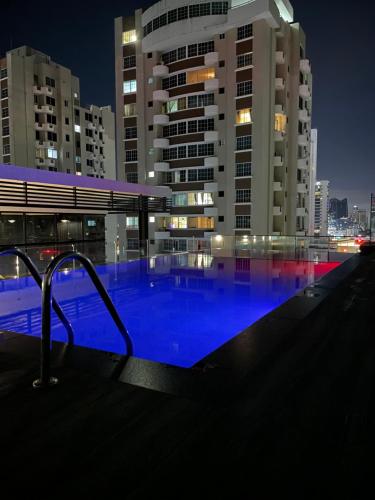 巴拿马城Altazona - Living 73的大楼前的蓝色海水游泳池