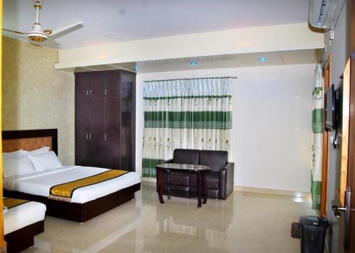 库克斯巴扎海滩之径酒店的一间卧室配有一张床、一把椅子和一张桌子