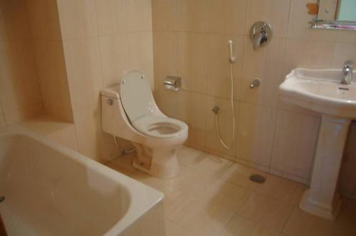 库克斯巴扎海滩之径酒店的一间带卫生间和水槽的浴室