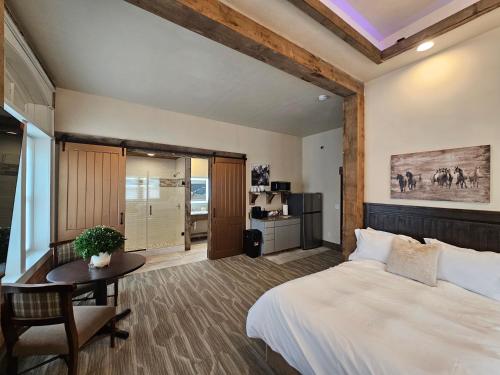 迈尔斯城Eaglescape Suites and Event Center的一间卧室配有一张大床和一张桌子