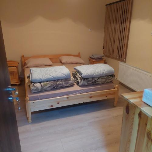 科普里夫什迪察Guest Rooms Didka的两张睡床,位于一个房间里