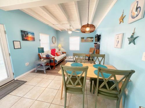 卡纳维拉尔角Cozy Canaveral Cottages的客厅配有桌椅