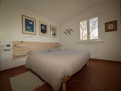 佩鲁贾Villa Utilia into the wild的一间带床的卧室,位于带窗户的房间内