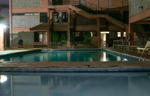 ThikaThe Luke Hotel Cravers Thika的一座大楼前空的游泳池
