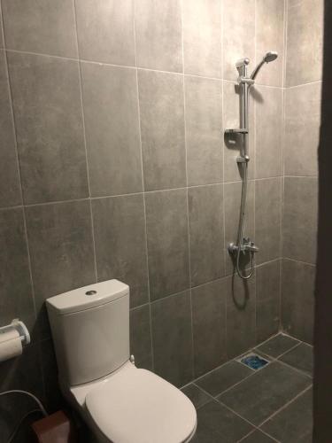 SandıklıBest otel的一间带卫生间和淋浴的浴室