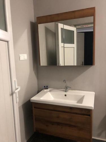 SandıklıBest otel的浴室设有白色水槽和镜子