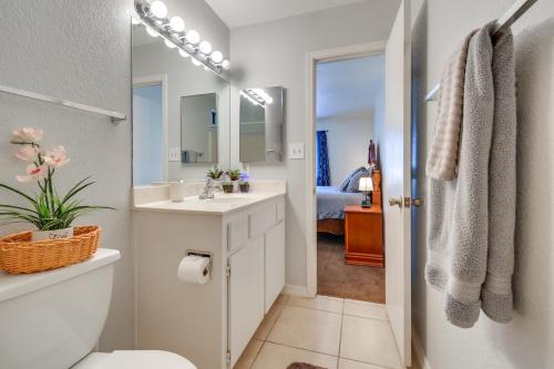 布尔海德市Bullhead City Home Less Than 2 Mi to Colorado River!的一间带水槽、卫生间和镜子的浴室