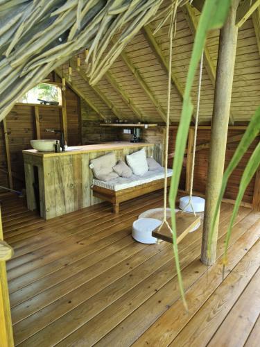 圣罗斯PURA VIDA Lodge Cabane perchée的木屋内的一个床位