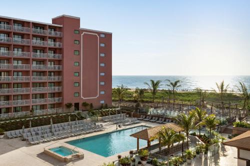 大洋城大洋城假日酒店的享有度假村的空中景致,设有游泳池和海洋