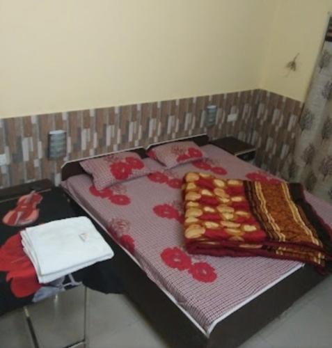 RājgarhHotel Poonam Mahal的床上有毯子