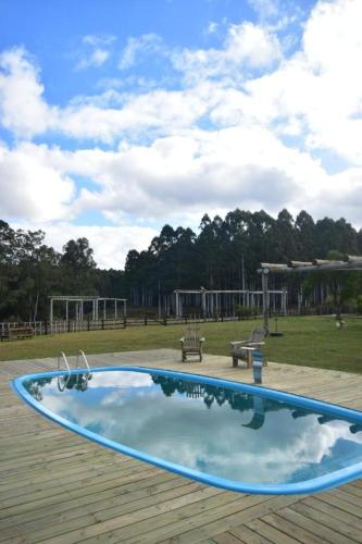 里韦拉Cabaña Familiar en Complejo Los Tres Rubios的公园内的游泳池,带游乐场