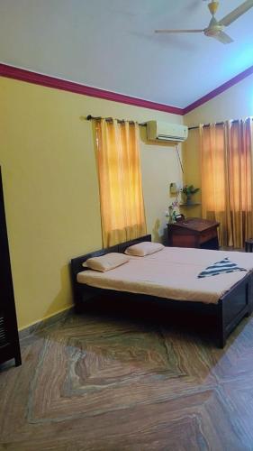 RājgarhHotel Poonam Mahal的卧室配有一张床