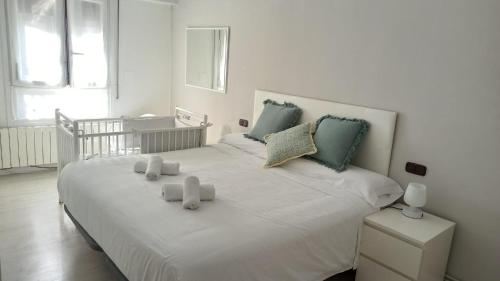 贝梅奥Ohana, Apartamento-CENTRICO-WIFI-ASCENSOR- PARKING PRIVADO GRATIS-SIN CUESTAS的卧室配有一张带两个枕头的大白色床