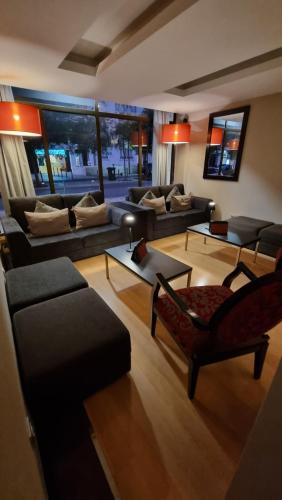 里斯本普林西比里斯本酒店的带沙发、椅子和桌子的客厅