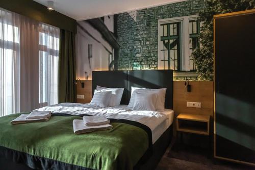 维斯普雷姆橄榄酒店的酒店客房,配有带毛巾的床