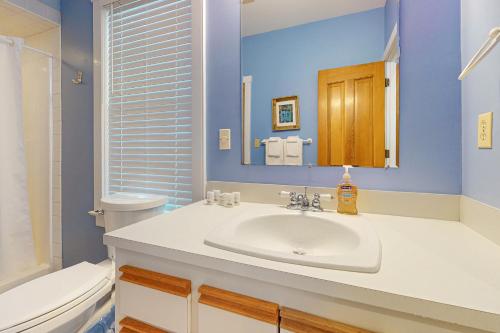 基韦斯特Baya House的浴室配有白色水槽和卫生间。