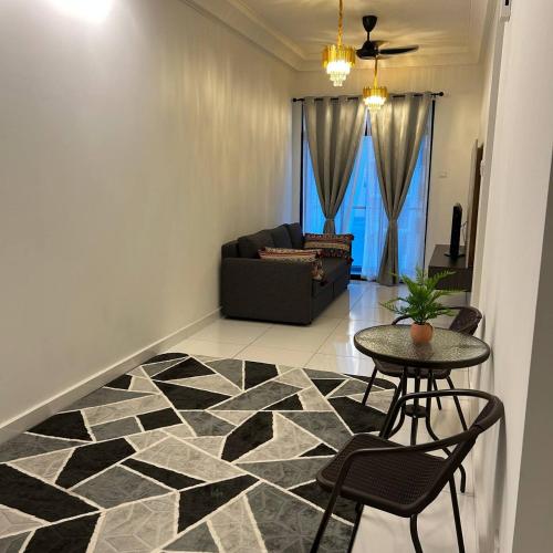 新山Paradigm Mall 1BR-Poolview-Netflix-WiFi by JB RelaX Homestay的客厅配有桌椅和沙发