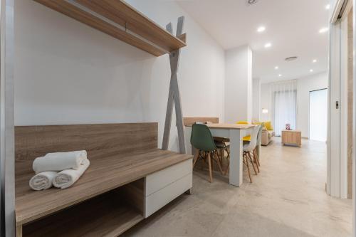 梅里达CMDreams Platinium- Apartamentos turísticos en el centro de Mérida的配有木凳和桌子的房间