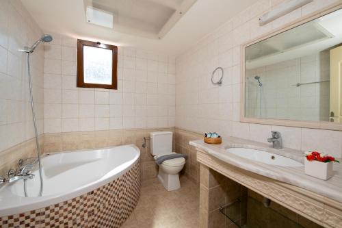 普林斯Villa Alex with private pool and jacuzzi的带浴缸、卫生间和盥洗盆的浴室