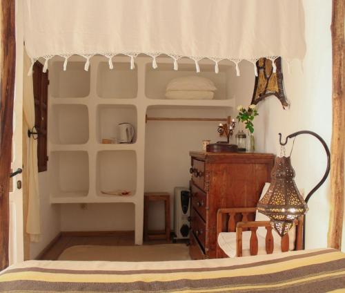 索维拉巴拉丁摩洛哥传统庭院住宅的一间卧室配有一张床和一个梳妆台