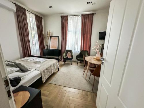索波特Sopot blisko plaży 4的酒店客房配有一张床铺和一张桌子。