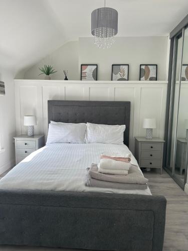 伦敦德里Westland Suites - Stylish, Modern, Elegant, Central Apartments A的一间卧室配有一张带2个床头柜的大床