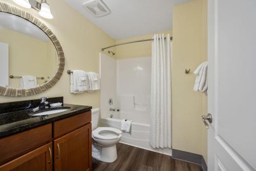 斯塔福德Affordable Suites of America Stafford Quantico的一间带卫生间、水槽和镜子的浴室