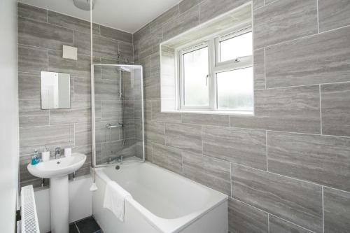 伦敦JB Stays Tooting的浴室配有白色浴缸和水槽