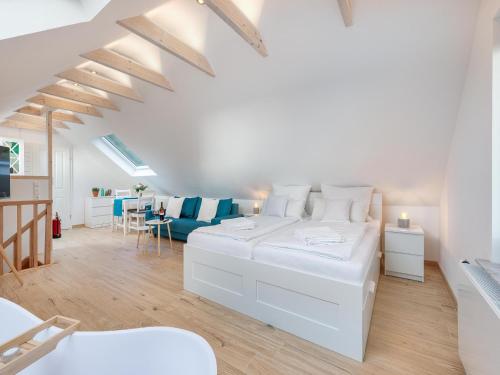 弗伦斯堡Ferienwohnung Flensburg的一间白色卧室,房间内设有一张大白色的床