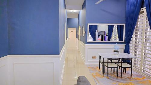 斯里伊斯兰德Homestay By MSH的走廊上设有桌子和蓝色的墙壁