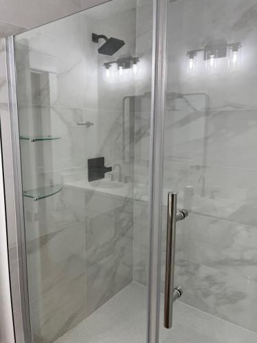 彭萨科拉The Clifford House的浴室里设有玻璃门淋浴