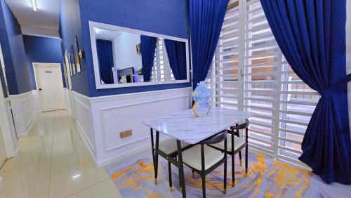 斯里伊斯兰德Homestay By MSH的蓝色的客房配有桌子和镜子