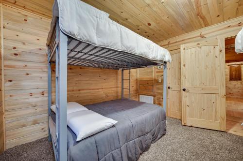 Fort TowsonFort Towson Cabin Less Than 1 Block to Raymond Gary Lake的小木屋内设有一间带两张双层床的卧室