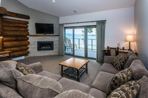 帕克斯维尔Tigh-Na-Mara Seaside Spa Resort的带沙发和壁炉的客厅