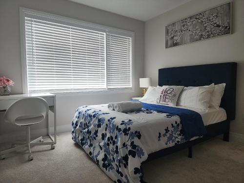 渥太华Dorothy's Place的一间卧室配有一张床、一张书桌和一个窗户。