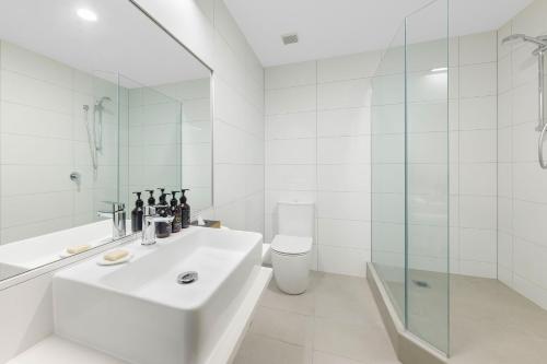 罗托鲁瓦JetPark Hotel Rotorua的白色的浴室设有水槽和淋浴。