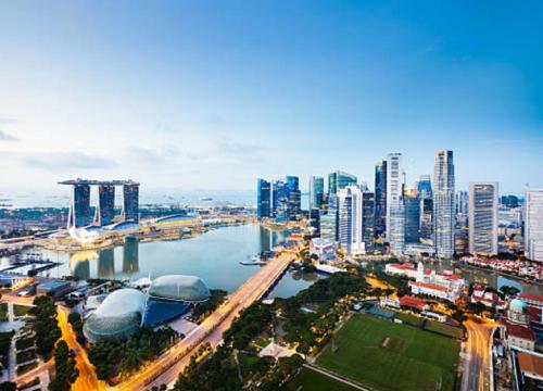 新加坡Beautiful 1BR Apartment in Singapore!的一座有河流的城市和一座有高楼建筑的城市