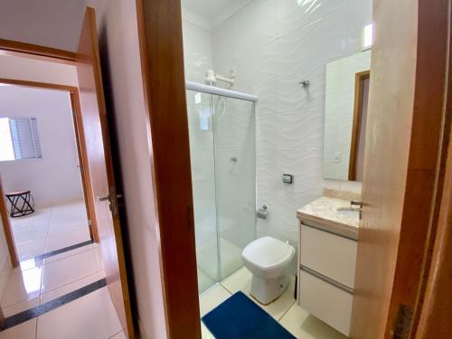 马里利亚Casa no Centro da Cidade/Com ar condicionado的一间带卫生间和玻璃淋浴间的浴室