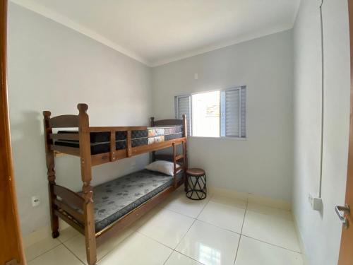 马里利亚Casa no Centro da Cidade/Com ar condicionado的一间卧室配有两张双层床。
